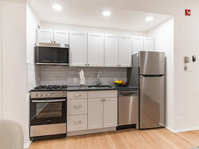Franklin House Apartments — Photo 24