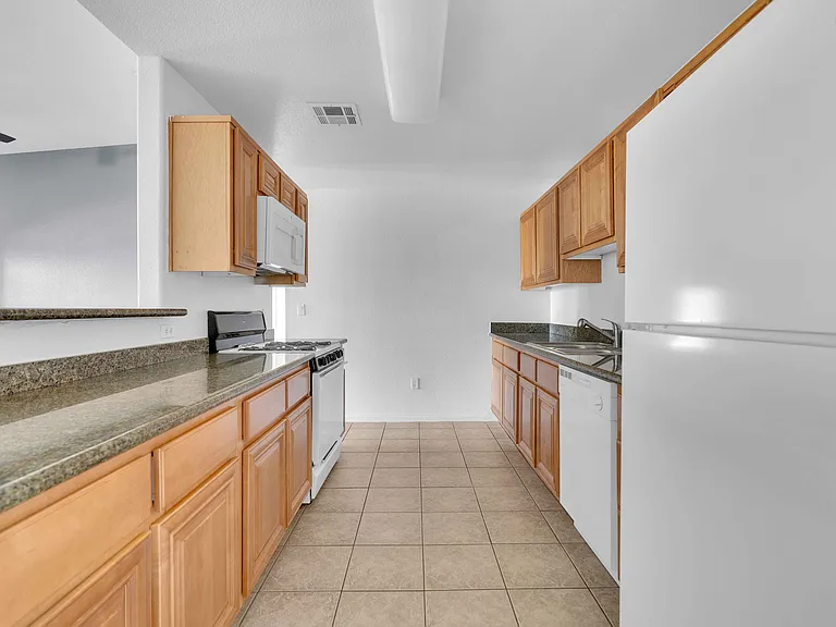 9925 W Russell Rd — Photo 47