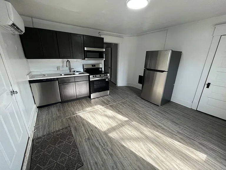 OM-910 N 9th Street — Photo 3