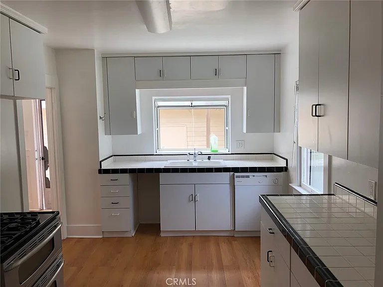 1085 Loma Dr — Photo 9