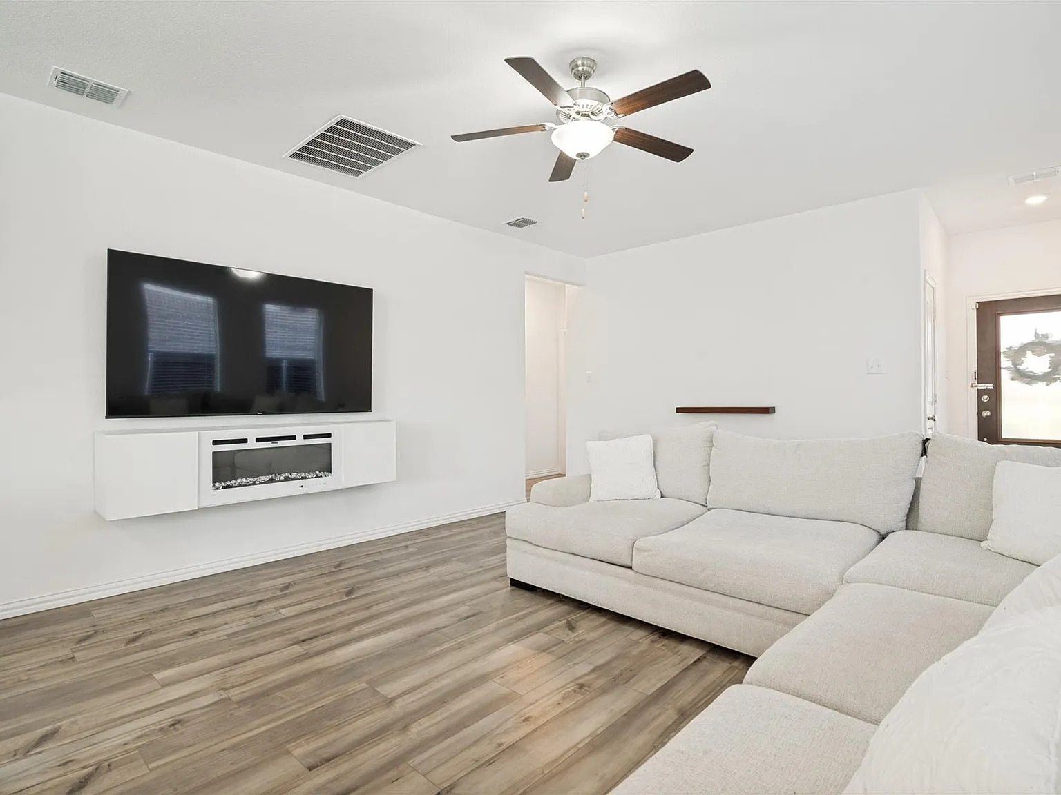 3 bed, 1281 sqft, $1,900 — Photo 4