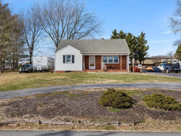 1082 Keezletown Rd, Weyers Cave, VA 24486