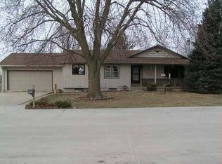 802 Iroquois Dr, Hiawatha, KS 66434