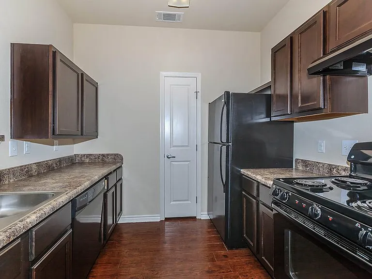 2800 Rodeo Rd — Photo 7