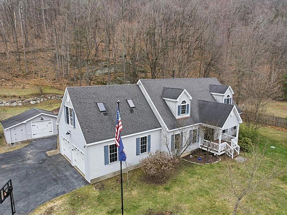 3rd image of 44 Drake Woods Road