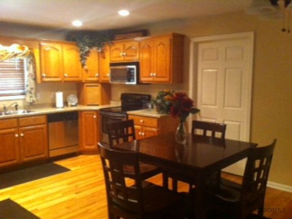 3rd image of 10442 Pinecrest St