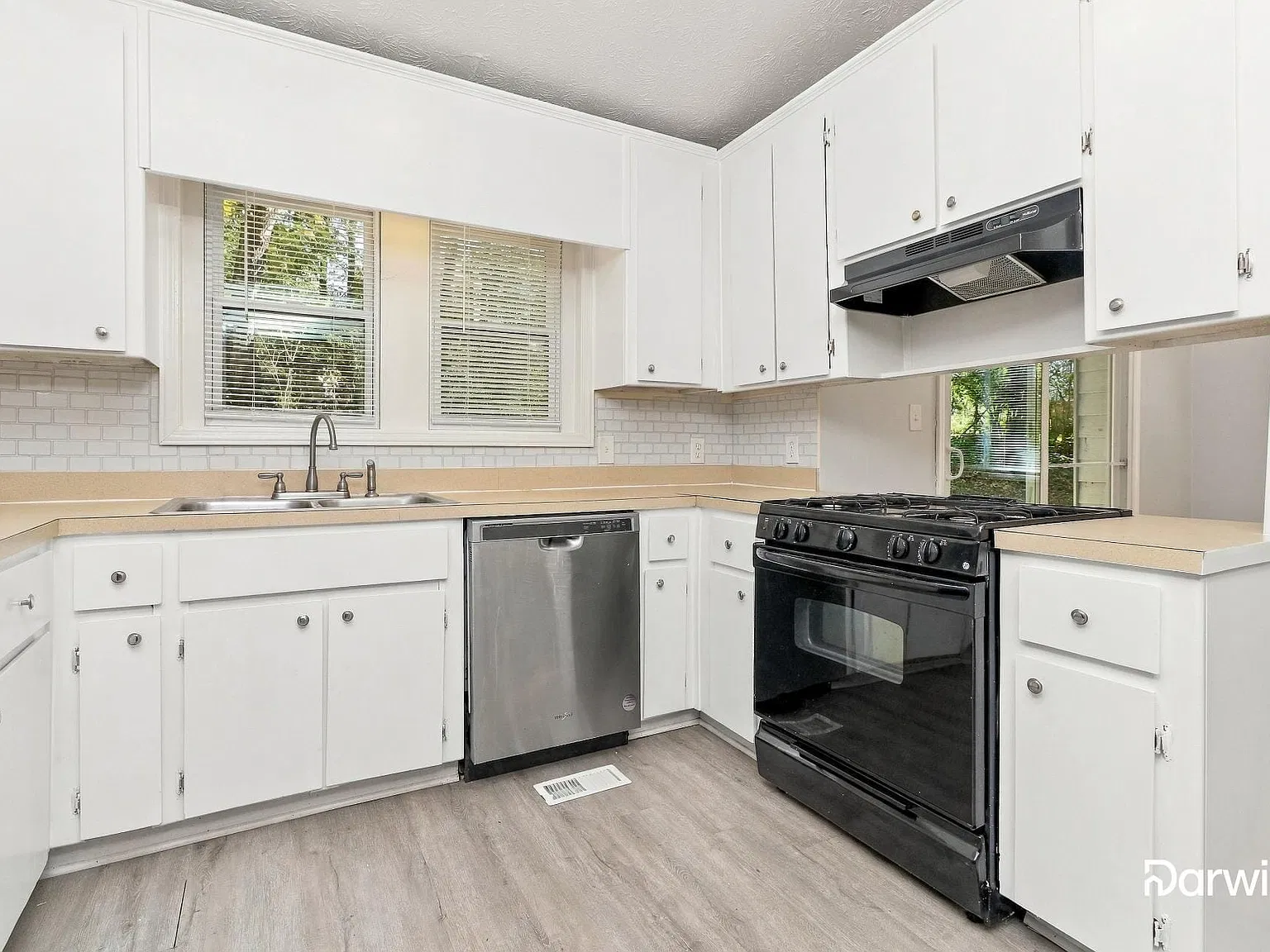 3 bed, 2.0 bath, 1365 sqft, $2,205 — Photo 4