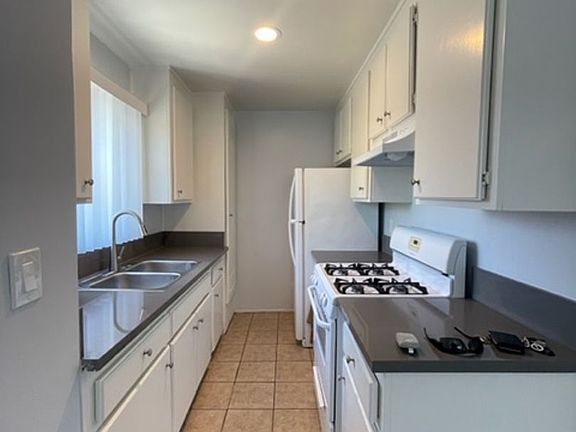 4th image of 957 E Villa St #9576