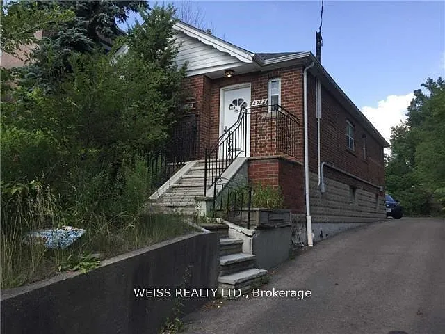 2925 Bathurst St
