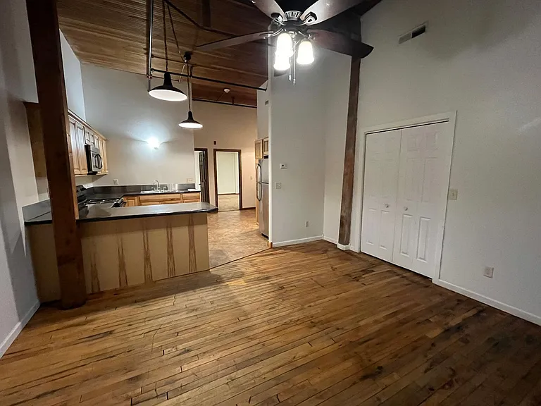300 1st Ave NE — Photo 6