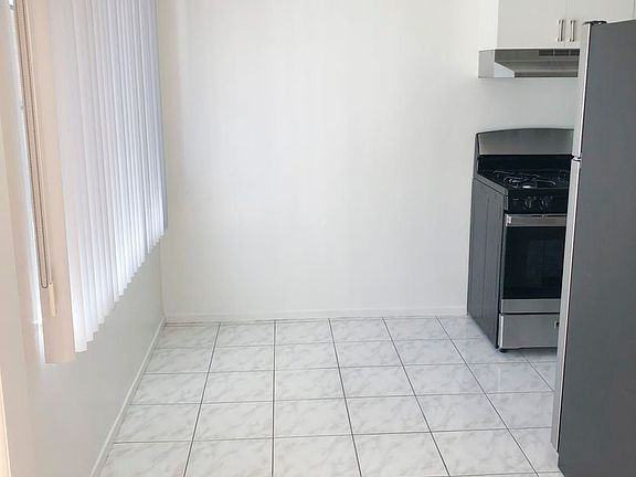 3rd image of 12012-12016 Moorpark St #12016-4