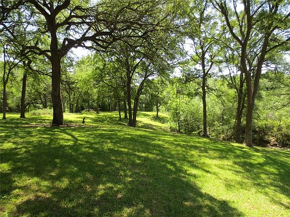 4th image of 300 Leafy Hollow Ln