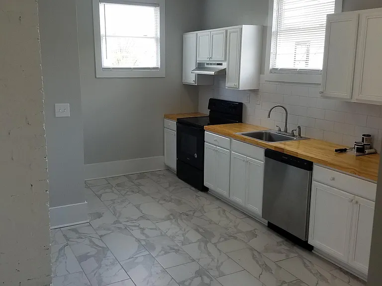 307 W 41st St — Photo 11