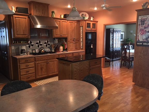 Kitchen w/center island