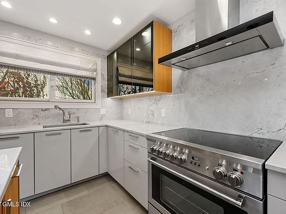 5th image of 33 E Lyon Farm Dr #33