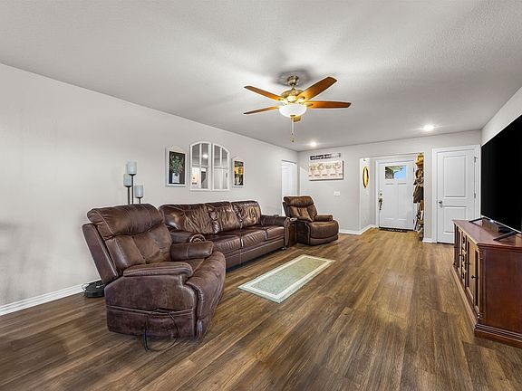 4th image of 401 Grove Ln