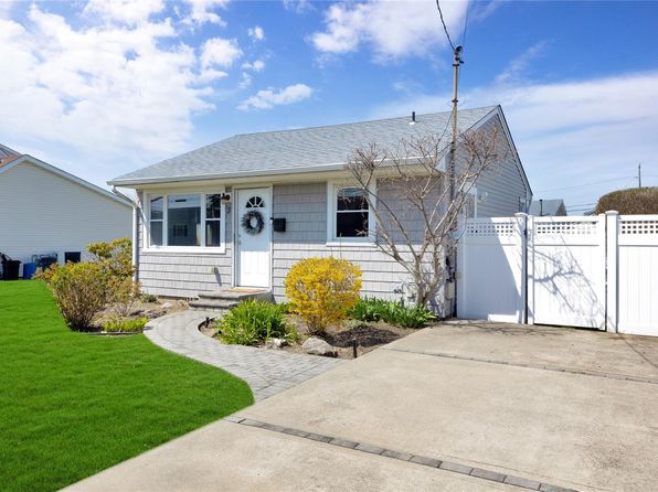 3 Kent Place, Amityville, NY 11701