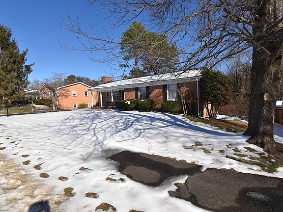 5th image of 105 Deerwood Dr