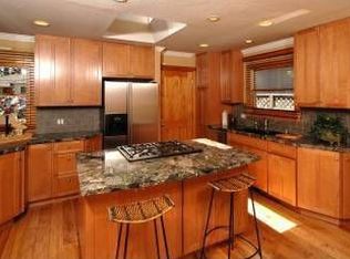 1325 Oakhurst Ave, San Carlos, CA 94070