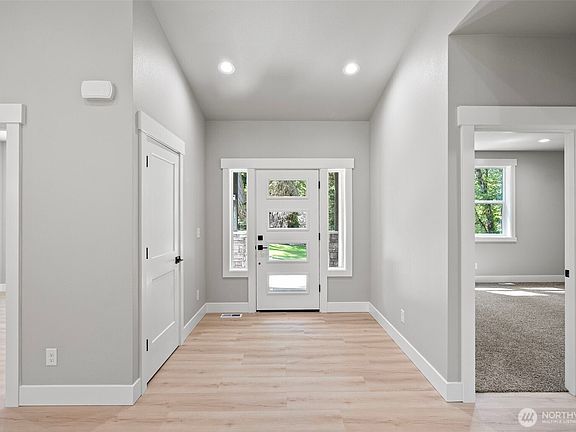 3rd image of 821 174th Avenue NW
