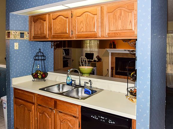 5th image of 889 Silversmith Cir