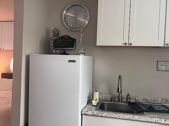 3rd image of 8025 Peerless Ave #2