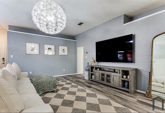 4th image of 3956 Silver Springs Dr