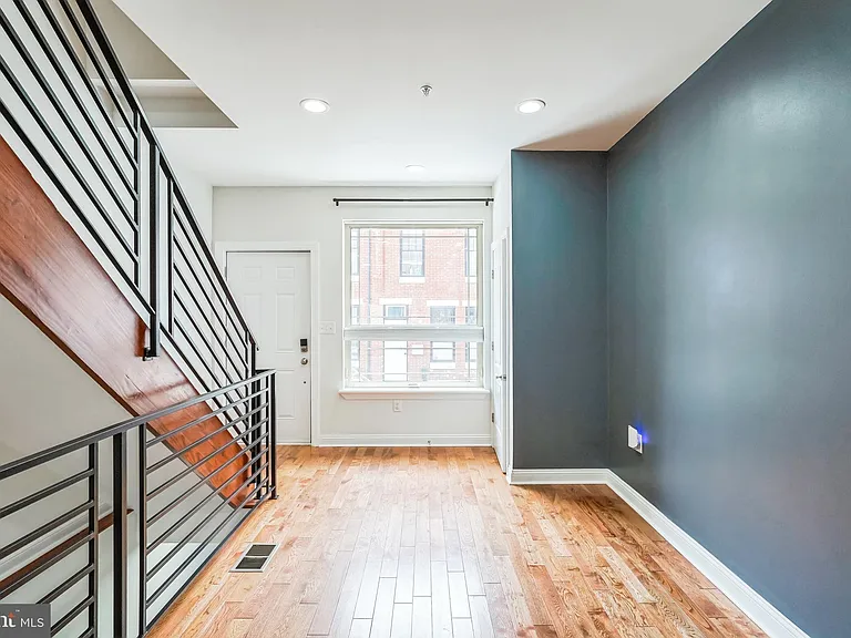 2241 Sears St — Photo 3