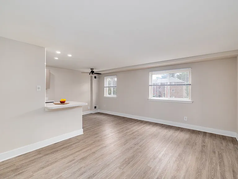 Pine Manor Apartments — Photo 6