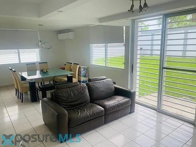 4 bed, 2.5 bath, 2500 sqft — Photo 4