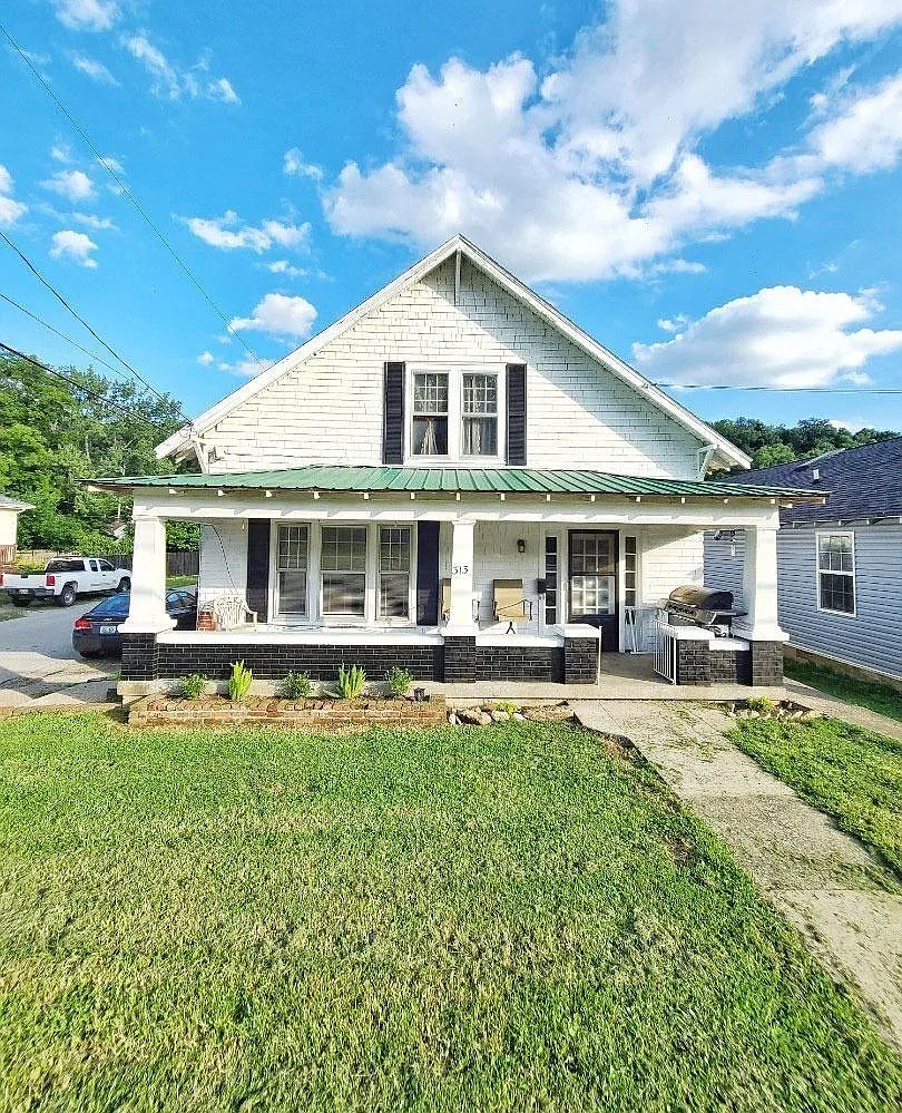 313 Holmes St photo 1