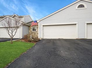 2414 Willowood Dr UNIT B, Waukesha, WI 53188