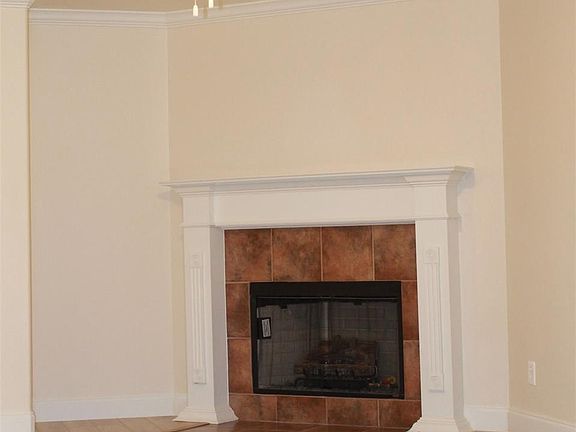 4th image of 2401 Westwood Dr