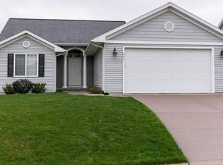 255 S Blairsferry Xing, Hiawatha, IA 52233