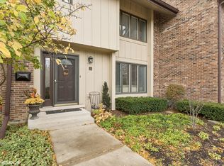5 Kane Ct, Willowbrook, IL 60527