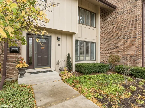 5 Kane Ct, Willowbrook, IL 60527