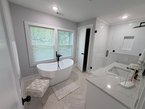 4th image of 1027 N Born Rd