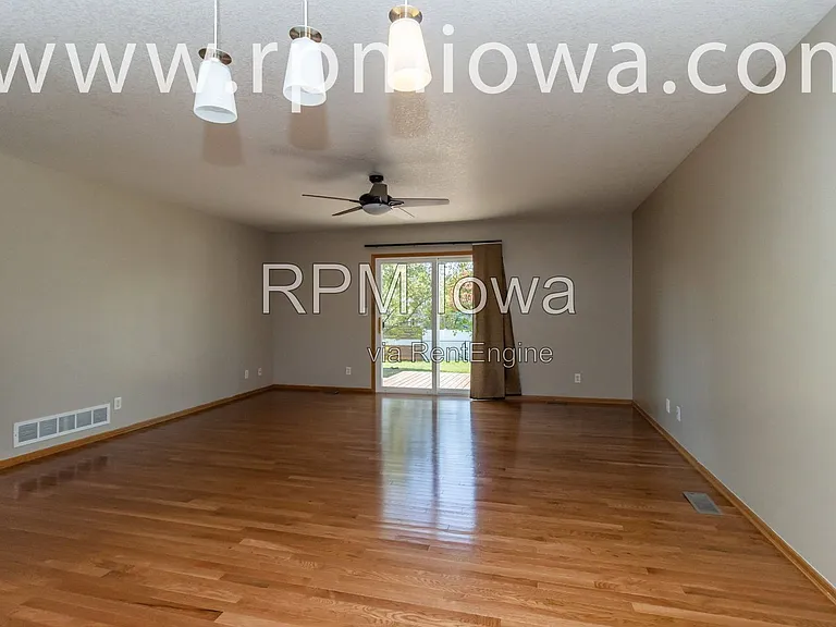 770 SE Harper Dr — Photo 4