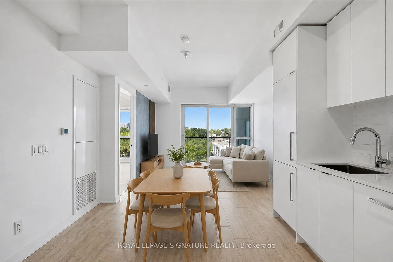 181 East Condos — Photo 1