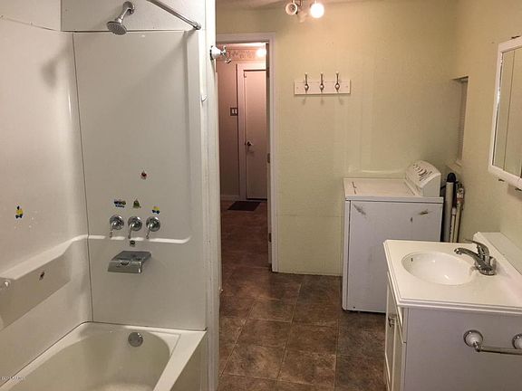 3rd image of 402 Saint Mary St