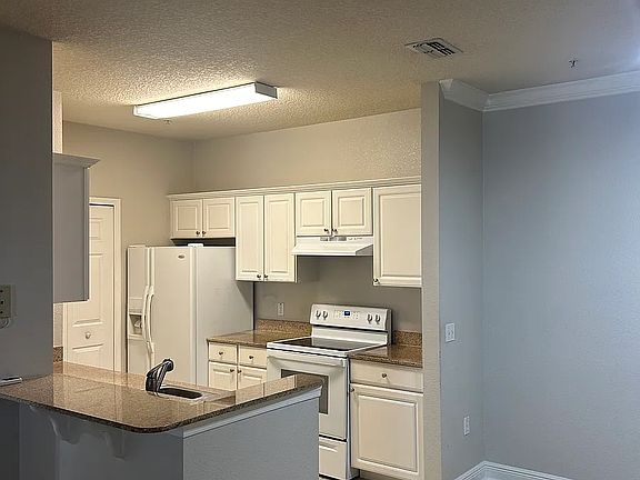 4th image of 405 Southern Pecan Cir Unit 101