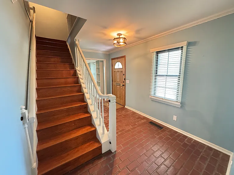 425 E Seneca St — Photo 9