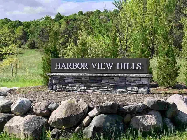 560 Harbor View Ln, Petoskey, MI 49770