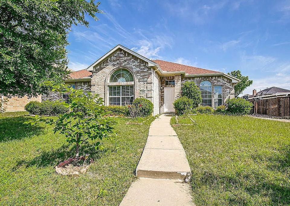 1st image of 301 Rain Tree Dr
