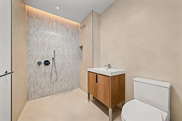 Bathroom, photo 1