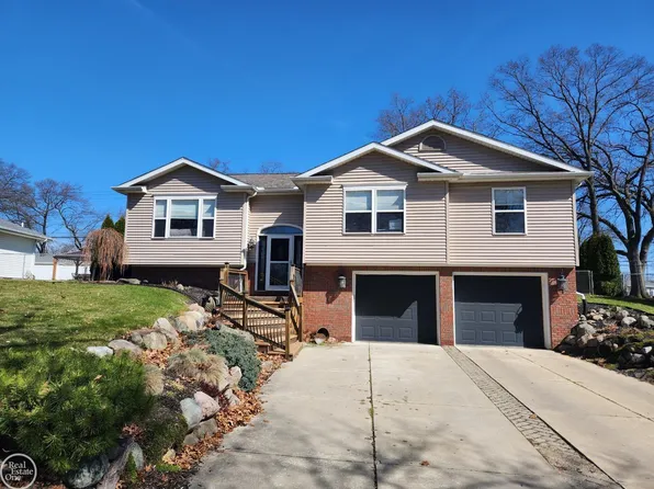 2446 Woodstock Dr, Port Huron, MI 48060