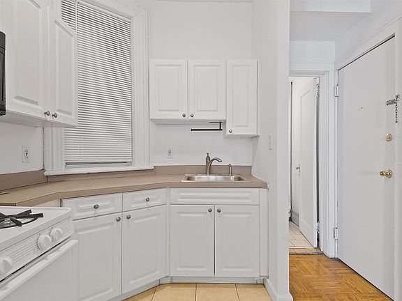 4th image of 410 Washington St APT 5