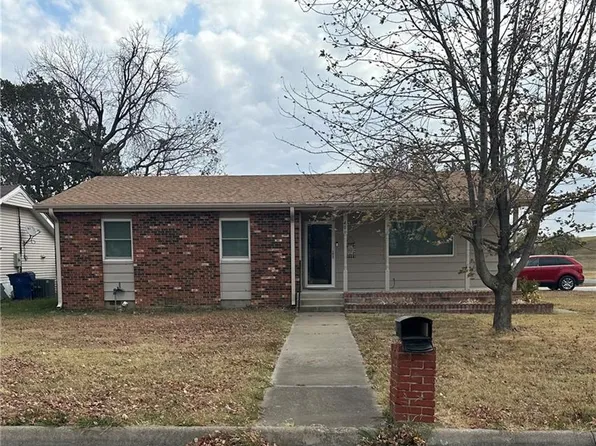401 N Parkview Ave, Coffeyville, KS 67337
