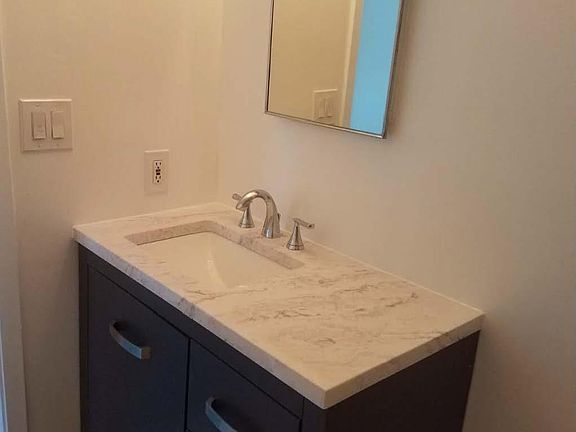 5th image of 636 Leland Ave #3