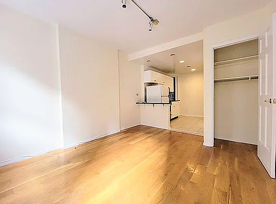 3rd image of 315 E 73rd St #Y